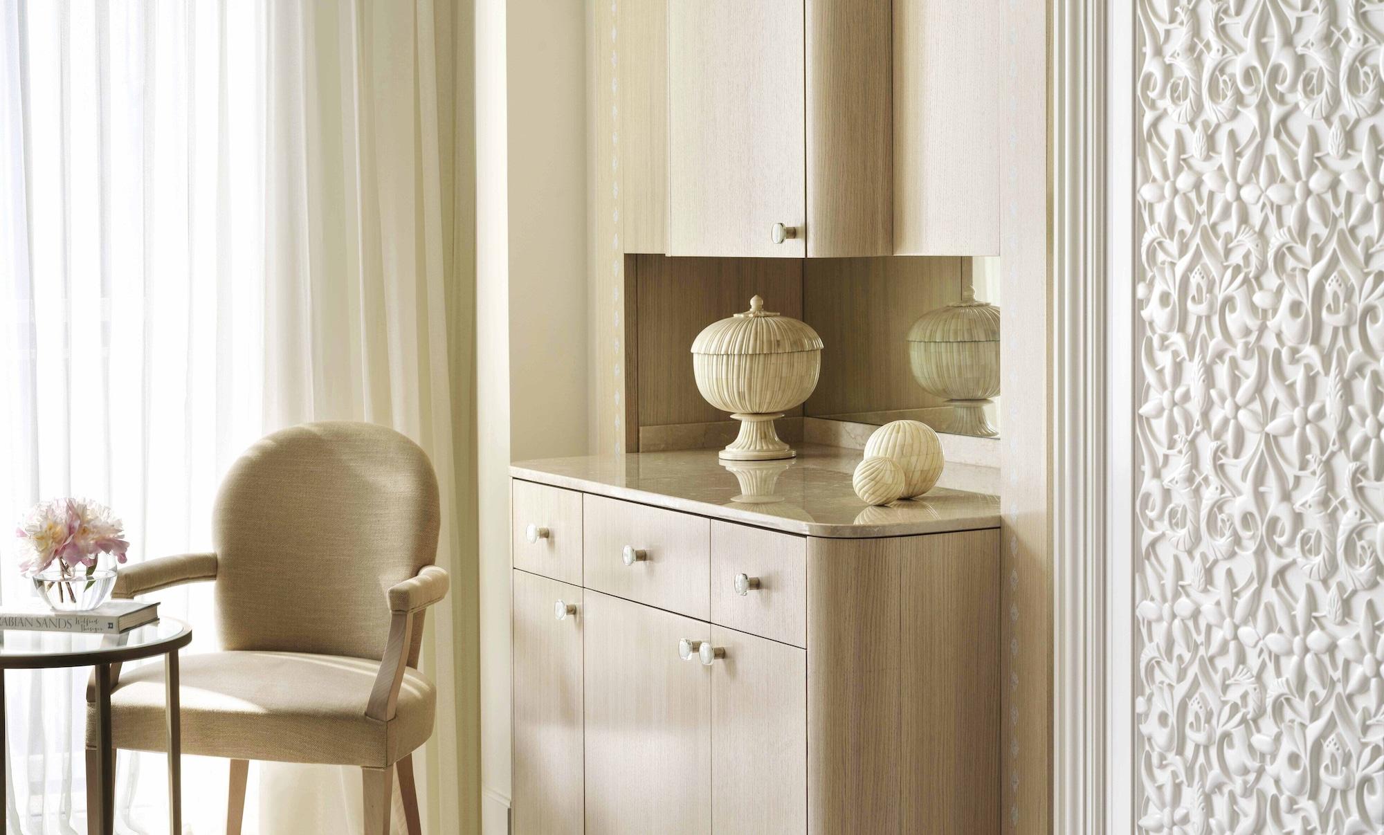 Four Seasons Hotel Доха Екстериор снимка A modern sideboard