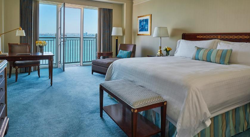 Four Seasons Hotel Доха Екстериор снимка A guest room at The Westin