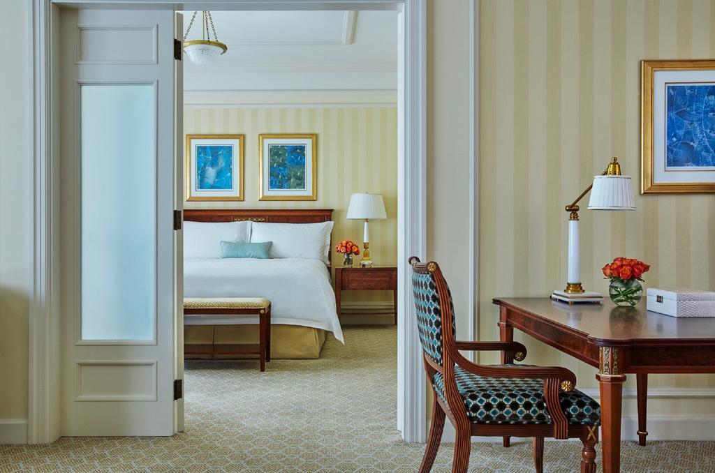 Four Seasons Hotel Доха Екстериор снимка A suite at the Four Seasons Hotel