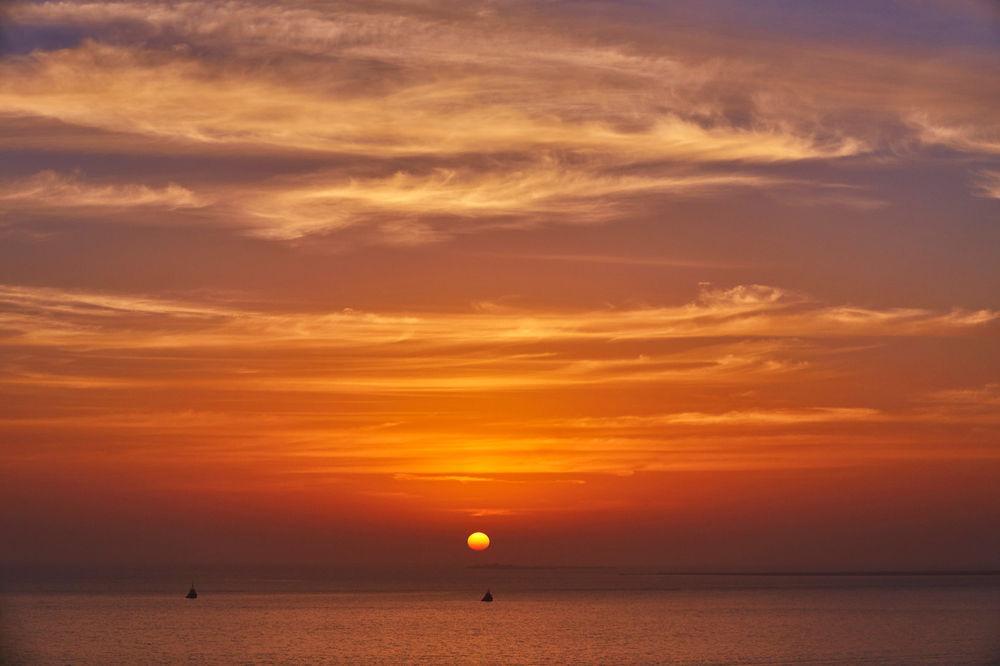 Four Seasons Hotel Доха Екстериор снимка Sunset over the Gulf of Naples