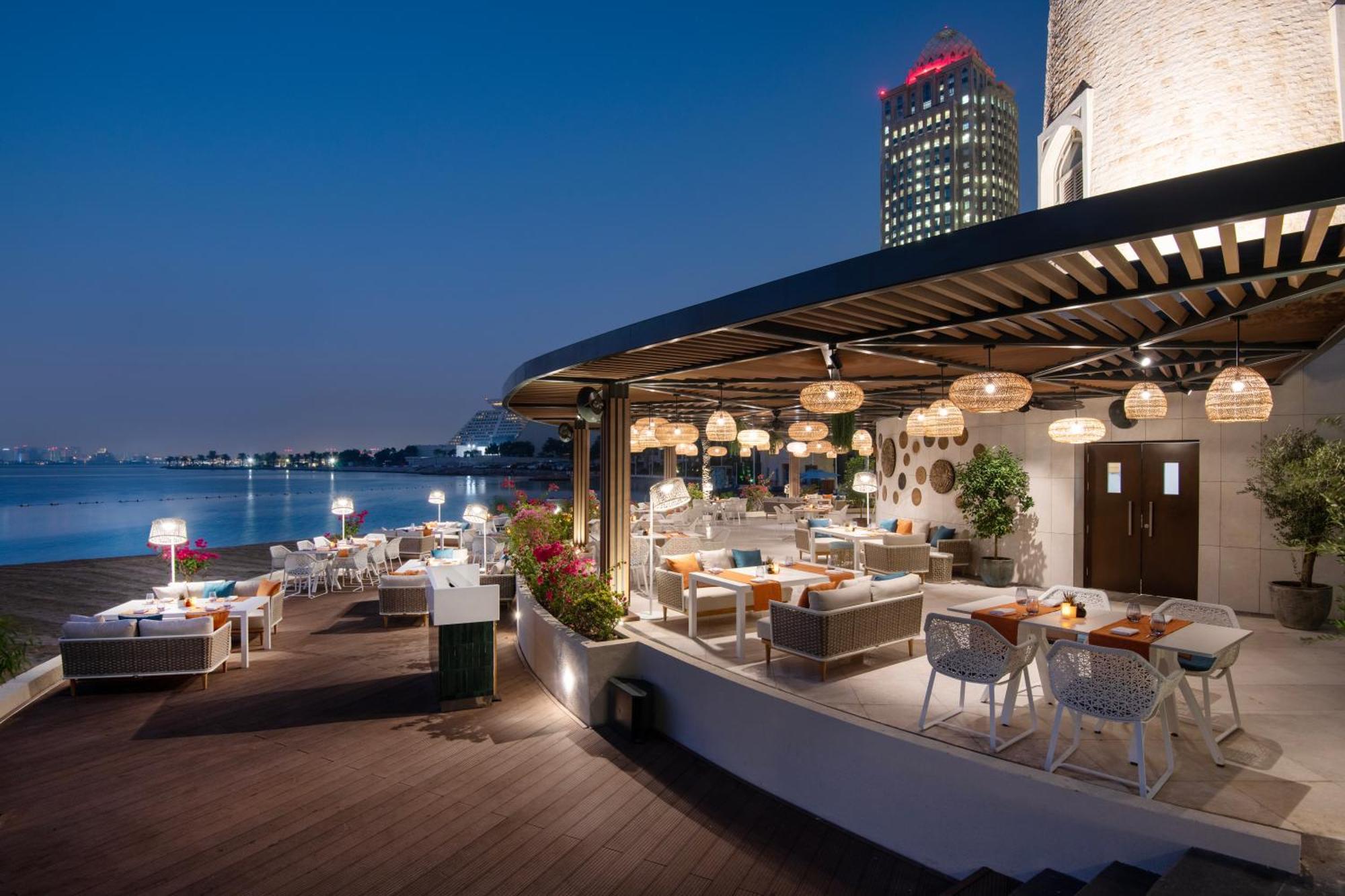Four Seasons Hotel Доха Екстериор снимка The Deck